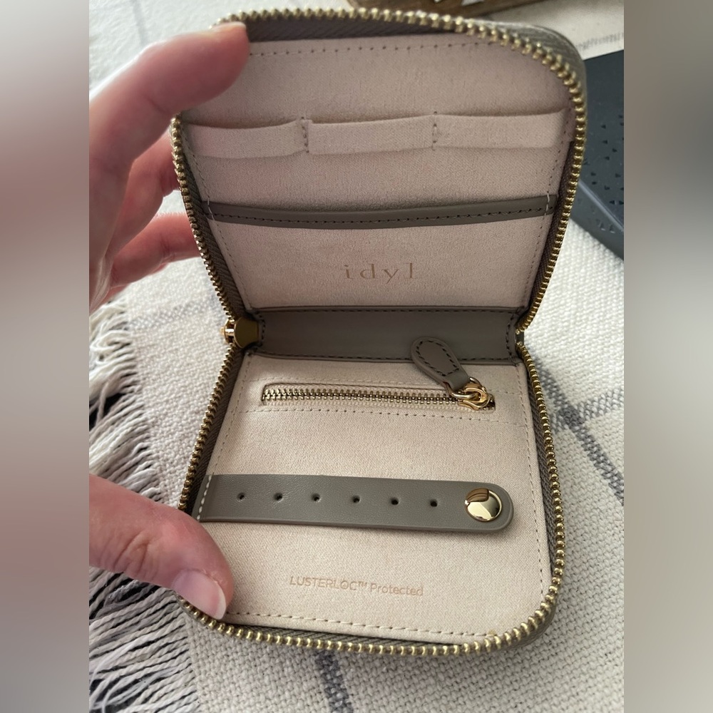 Idyl Go & Glow Zippered Jewelry Case in Taupe 4 X 4